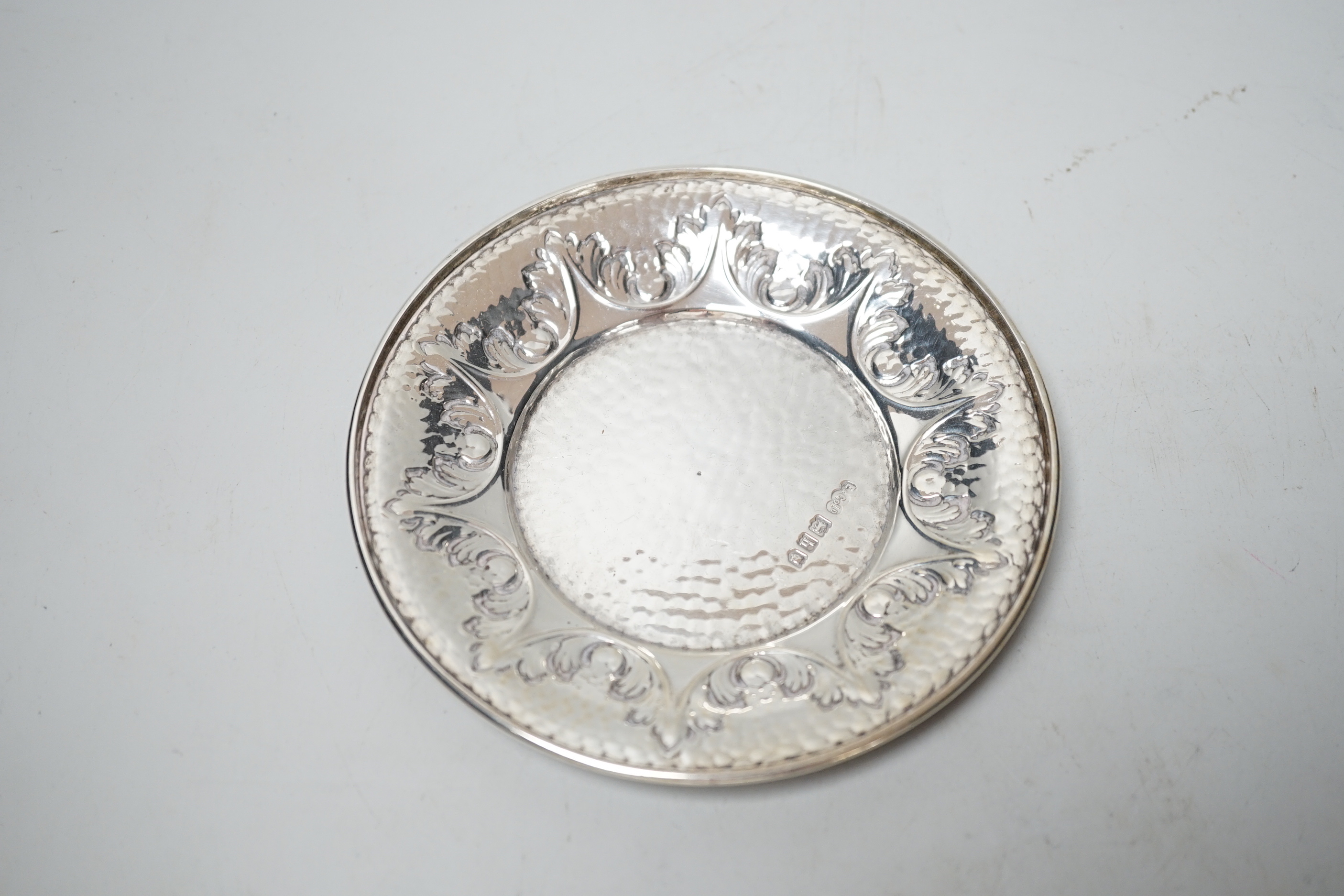 An Edwardian hammered silver two handled porringer on stand, Elkington & Co, London, 1903, diameter 17.7cm over handles, 10.9oz.